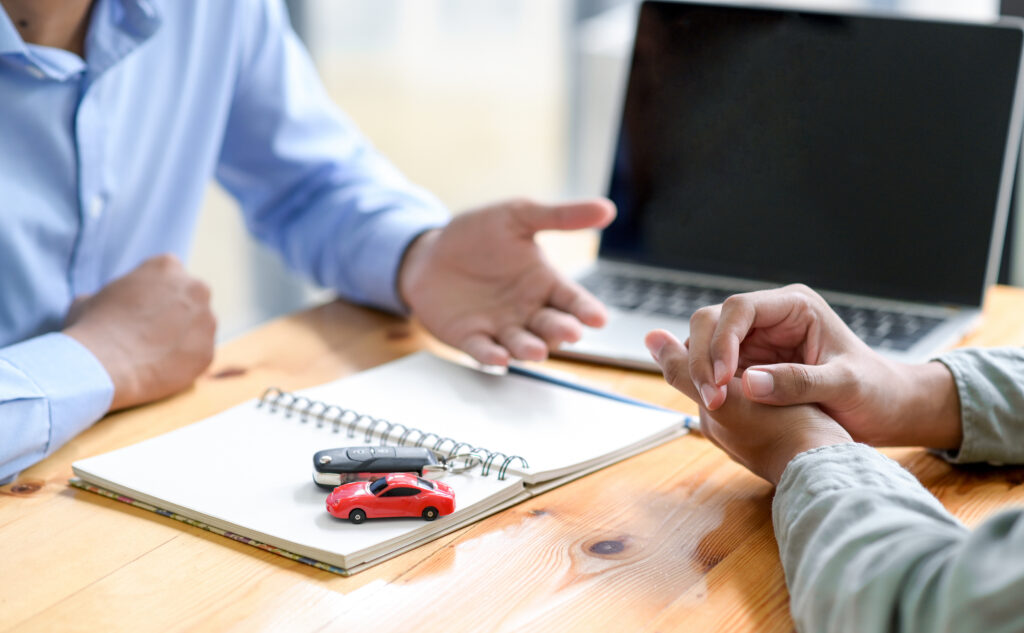 Commercial qui recommande une assurance auto malussée à un client