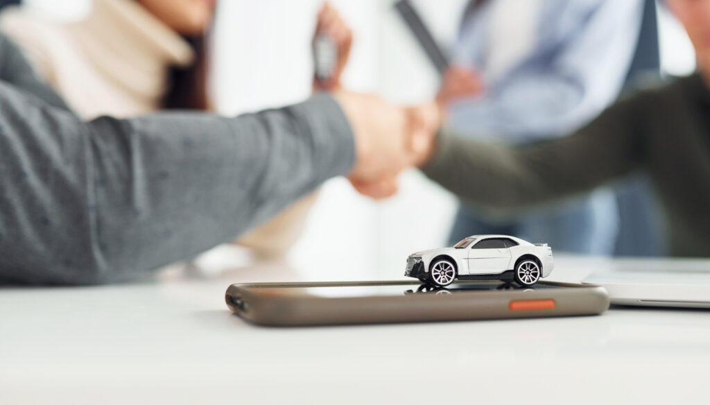 Client qui signe le contrat pour une assurance auto